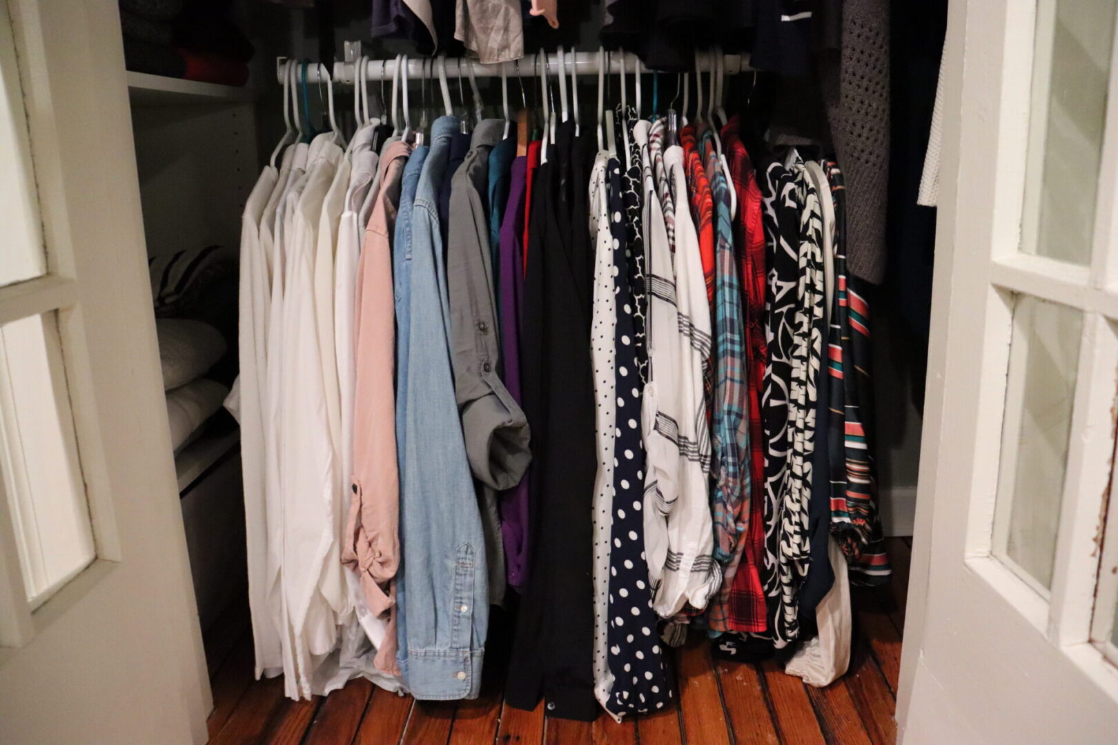 One level of hanged clothes in a closet